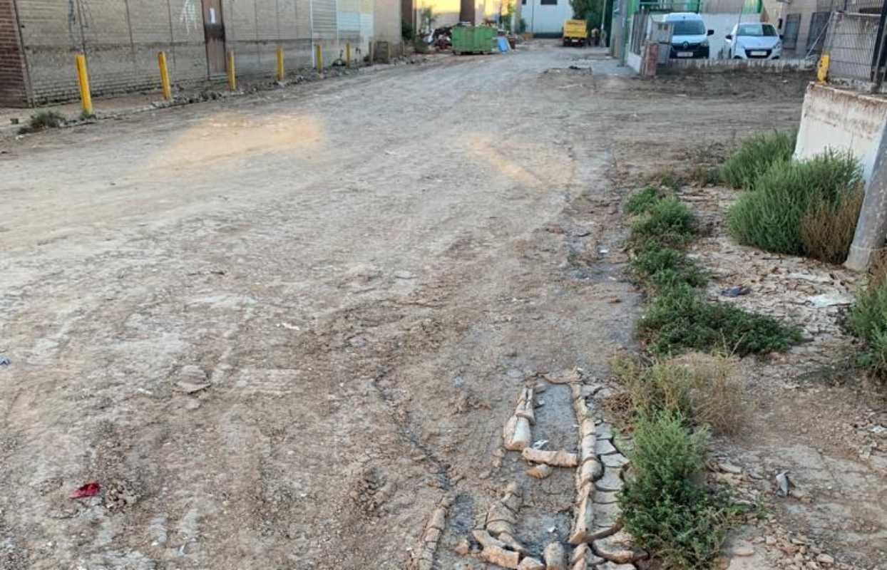 Una calle del Polígono de Toledo tras la última DANA.