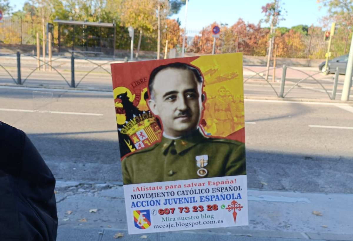 Cartel de una asociación franquista pegado en Toledo.