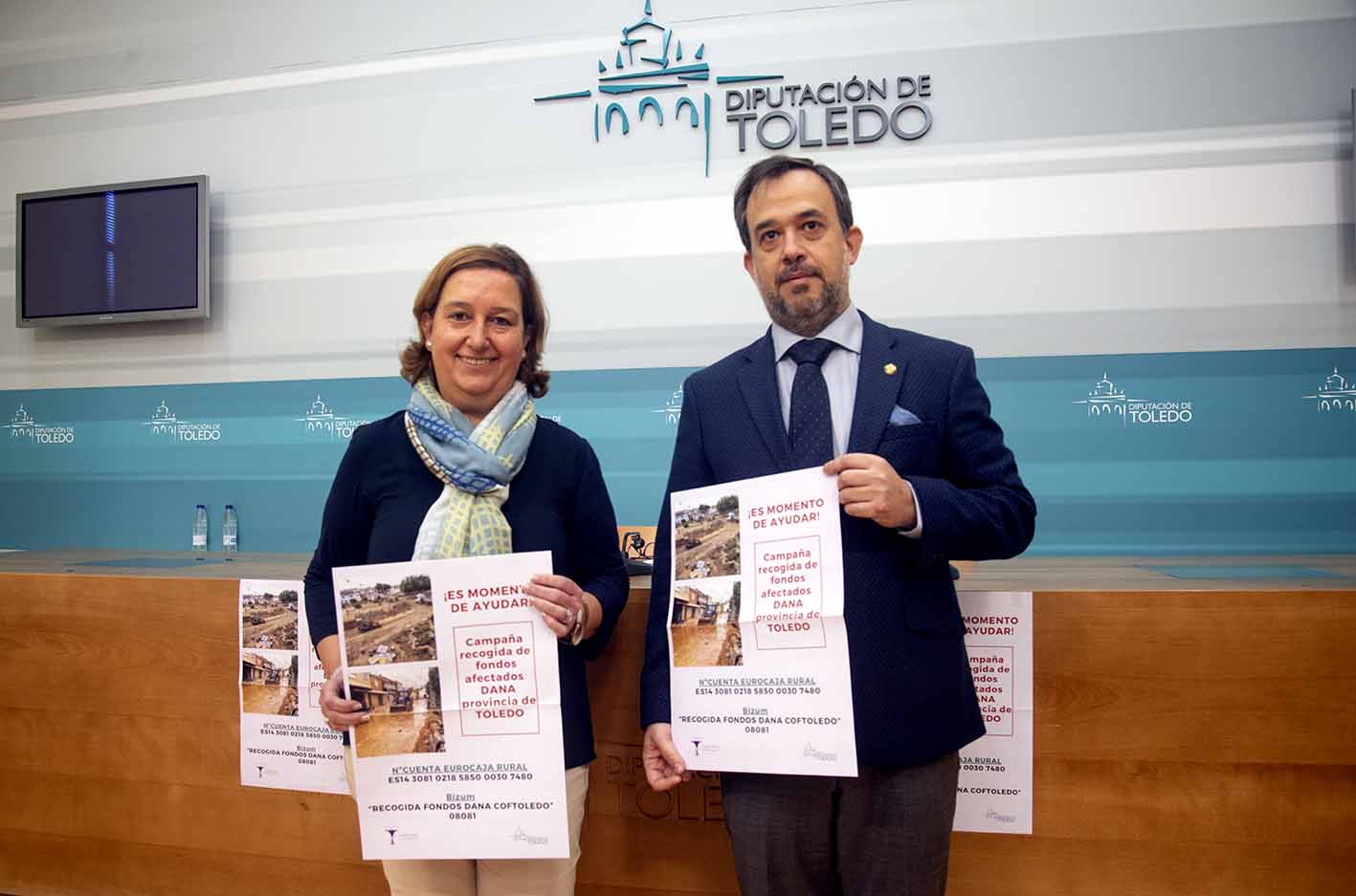 Conchi Cedillo y Francisco Javier Jimeno, mostrando el cartel de la campaña en pro de los afectados por la DANA. Foto: Rebeca Arango.