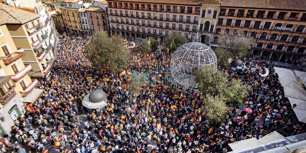 Imagen de la Plaza de Zocodover esta mañana en Toledo, completamente llena. Foto: Rebeca Arango.