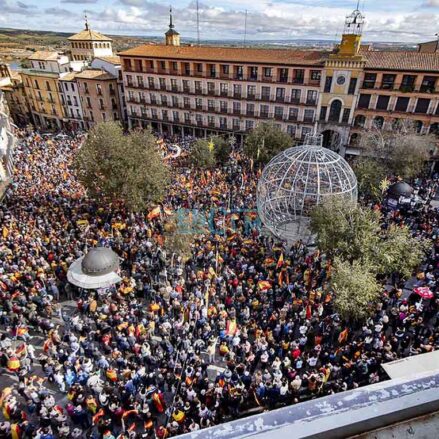 Imagen de la Plaza de Zocodover esta mañana en Toledo, completamente llena. Foto: Rebeca Arango.