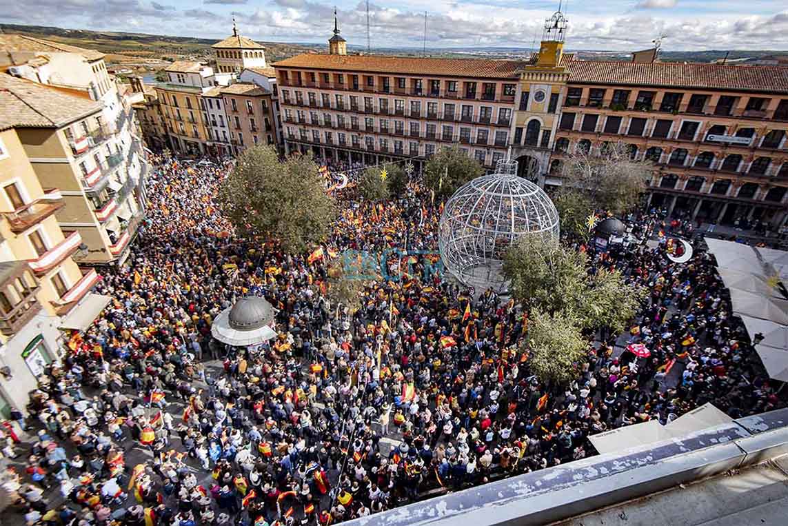 Imagen de la Plaza de Zocodover esta mañana en Toledo, completamente llena. Foto: Rebeca Arango.