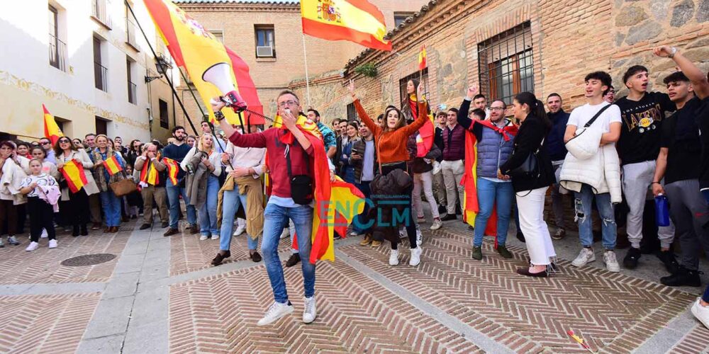 Manifestantes ante la sede del PSOE en Toledo. Foto: Rebeca Arango.