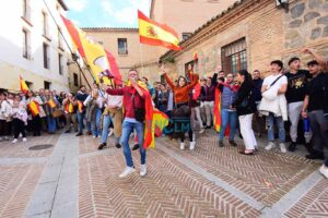 Manifestantes ante la sede del PSOE en Toledo. Foto: Rebeca Arango.