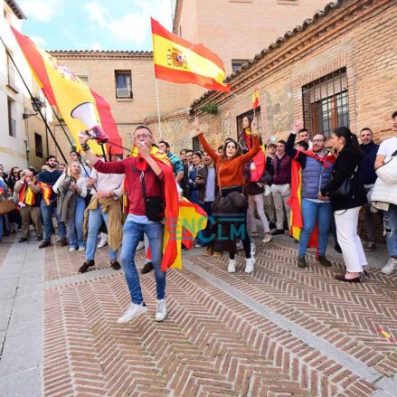 Manifestantes ante la sede del PSOE en Toledo. Foto: Rebeca Arango.