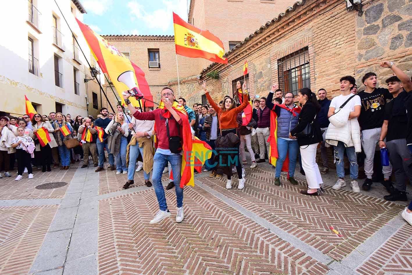 Manifestantes ante la sede del PSOE en Toledo. Foto: Rebeca Arango.