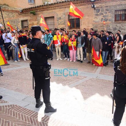 Manifestantes en la sede del PSOE en Toledo.