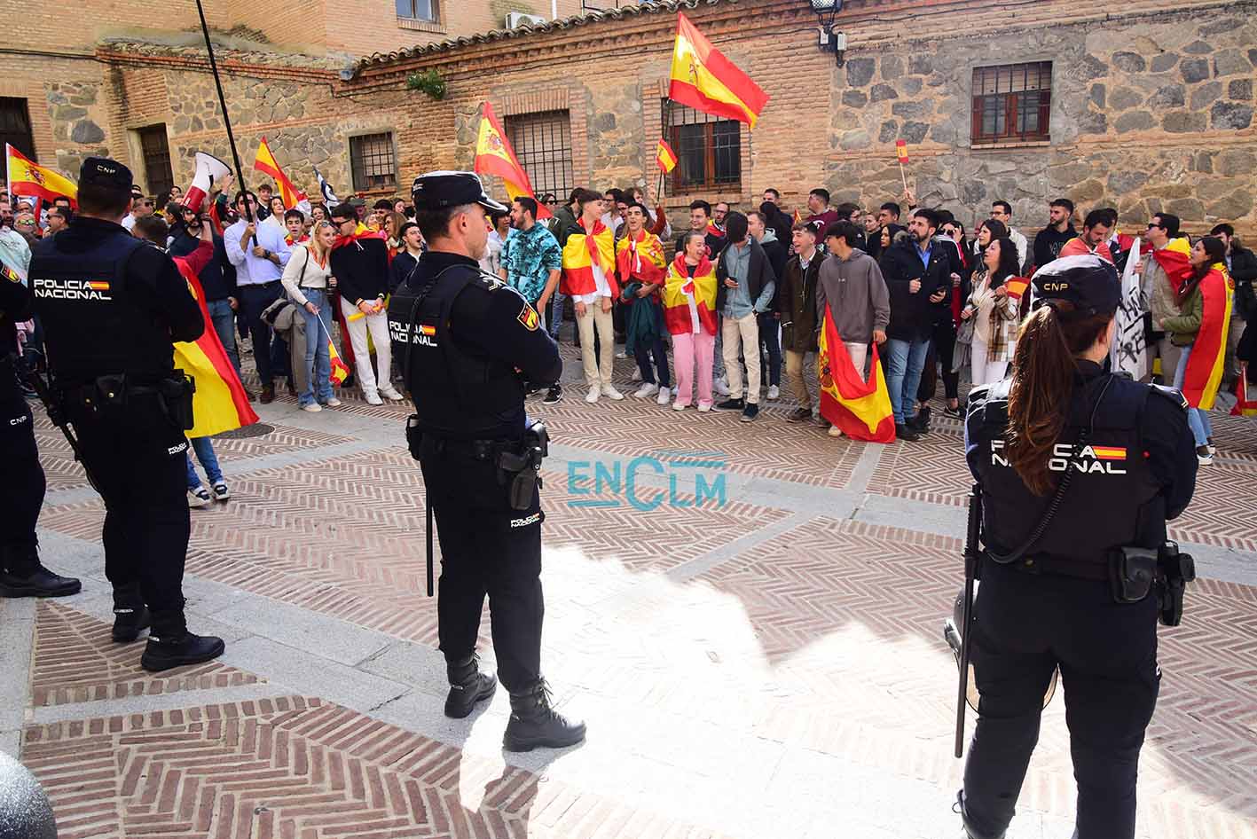 Manifestantes en la sede del PSOE en Toledo.