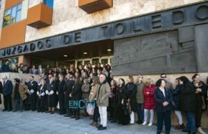 Unas 100 personas han participado en la concentración judicial en Toledo. Foto: Rebeca Arango.