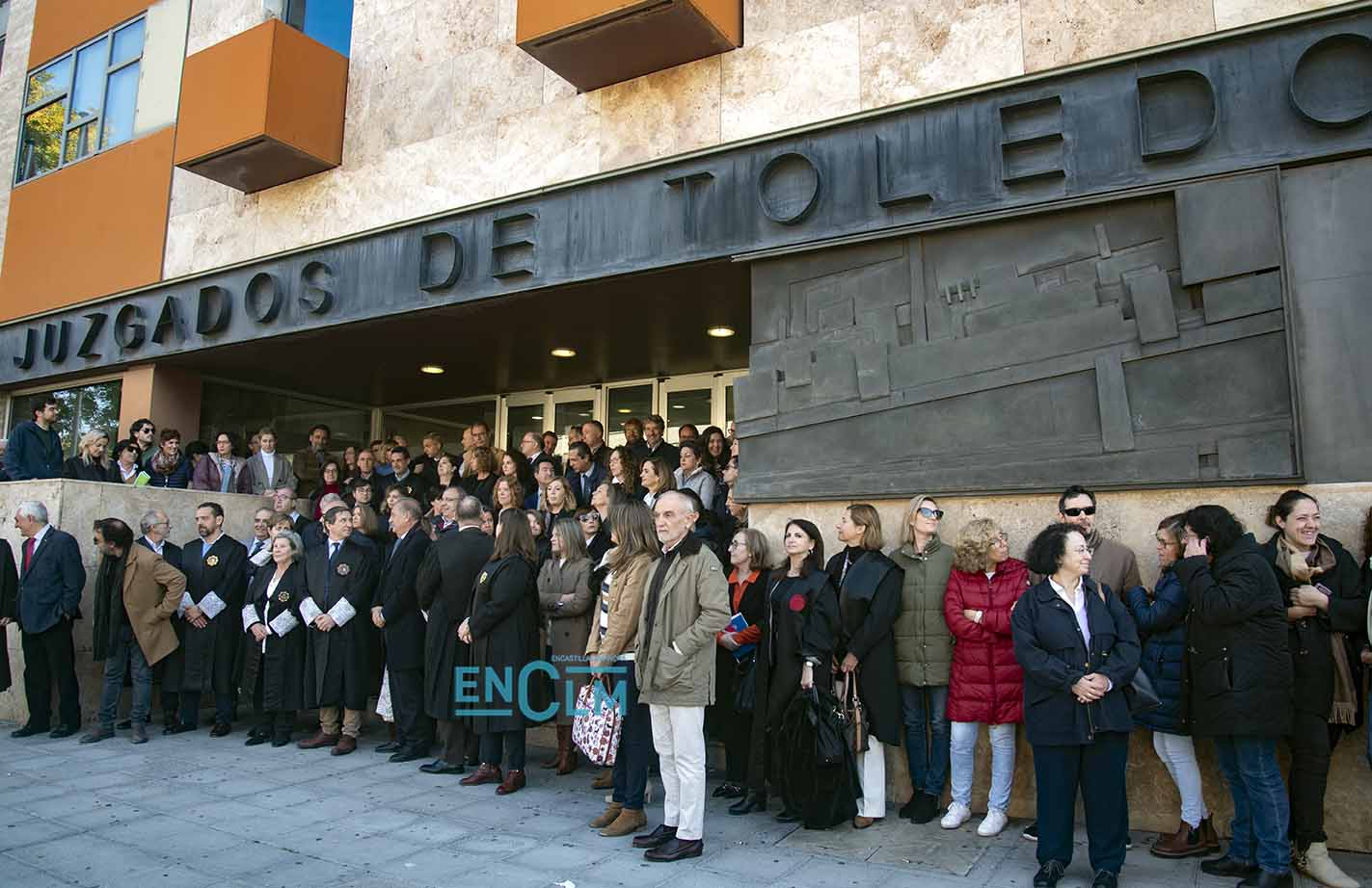 Unas 100 personas han participado en la concentración judicial en Toledo. Foto: Rebeca Arango.