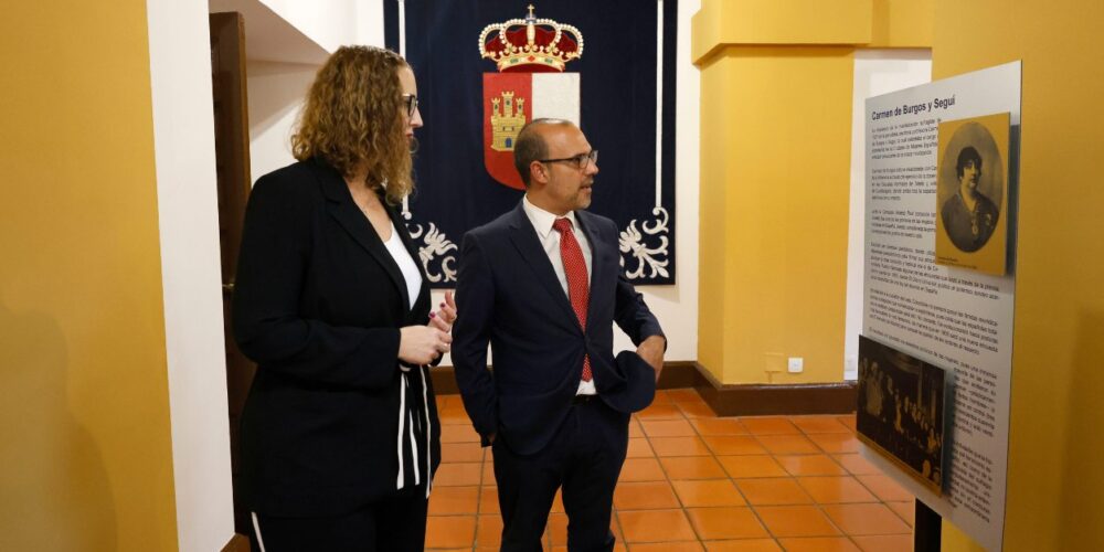 Sara Simón y Pablo Bellido, delante de uno de los paneles de la exposición titulada ‘Sufragistas en los años 20’.