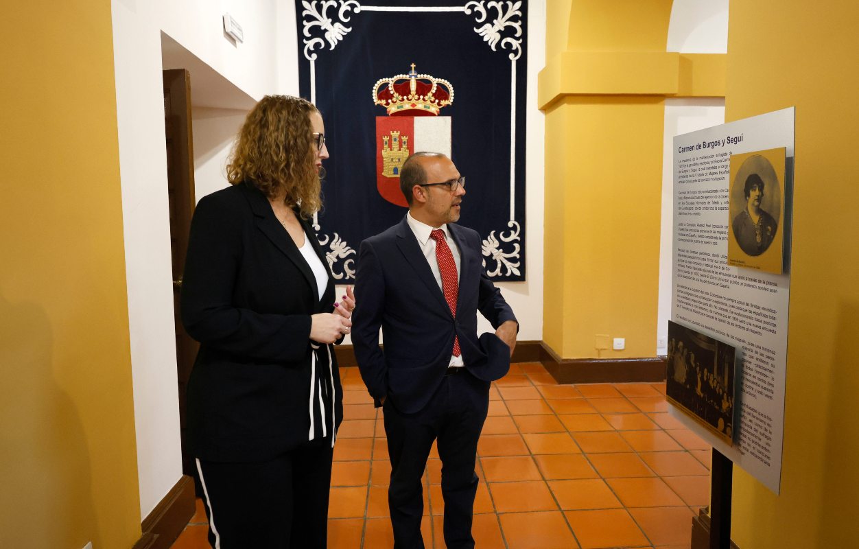 Sara Simón y Pablo Bellido, delante de uno de los paneles de la exposición titulada ‘Sufragistas en los años 20’.