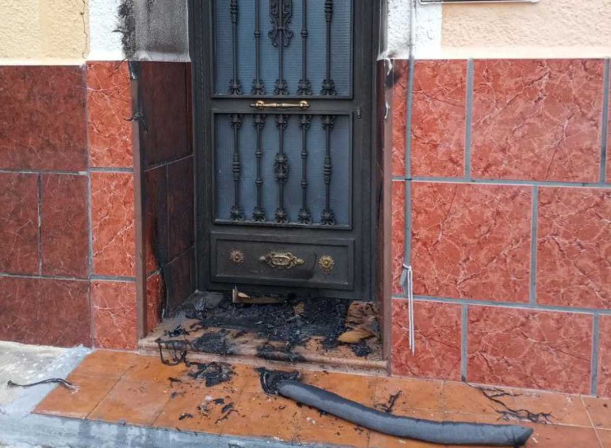 Imagen de una de las puertas dañadas al prender fuego a la cortina en Yepes.