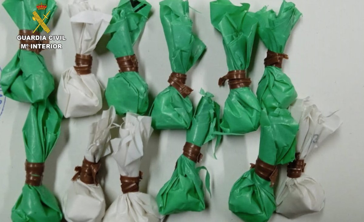 La Guardia Civil también halló casi 27 gramos de cocaína repartida en 22 envoltorios.