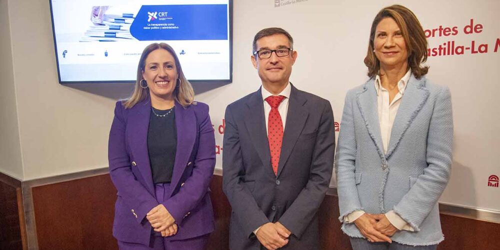 María Jesús Villaverde, Fernando Muñoz y Elena Carrasco, en la presentación de la web del Consejo Regional de Transparencia