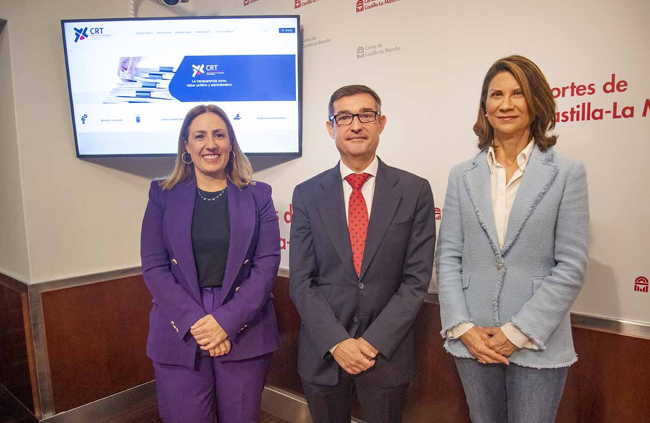 María Jesús Villaverde, Fernando Muñoz y Elena Carrasco, en la presentación de la web del Consejo Regional de Transparencia