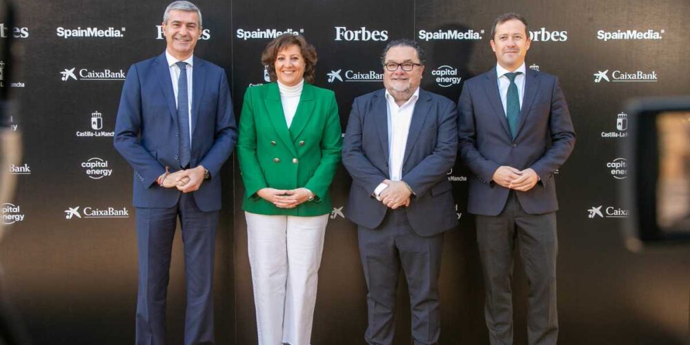 De izquierda a derecha, Álvaro Gutiérrez, delegado de la Junta en Toledo, Patricia Franco, Consejera de Economía, Empresas y Empleo, Ignacio Quintana, director general de Forbes España, y Carlos Velázquez, alcalde de Toledo.