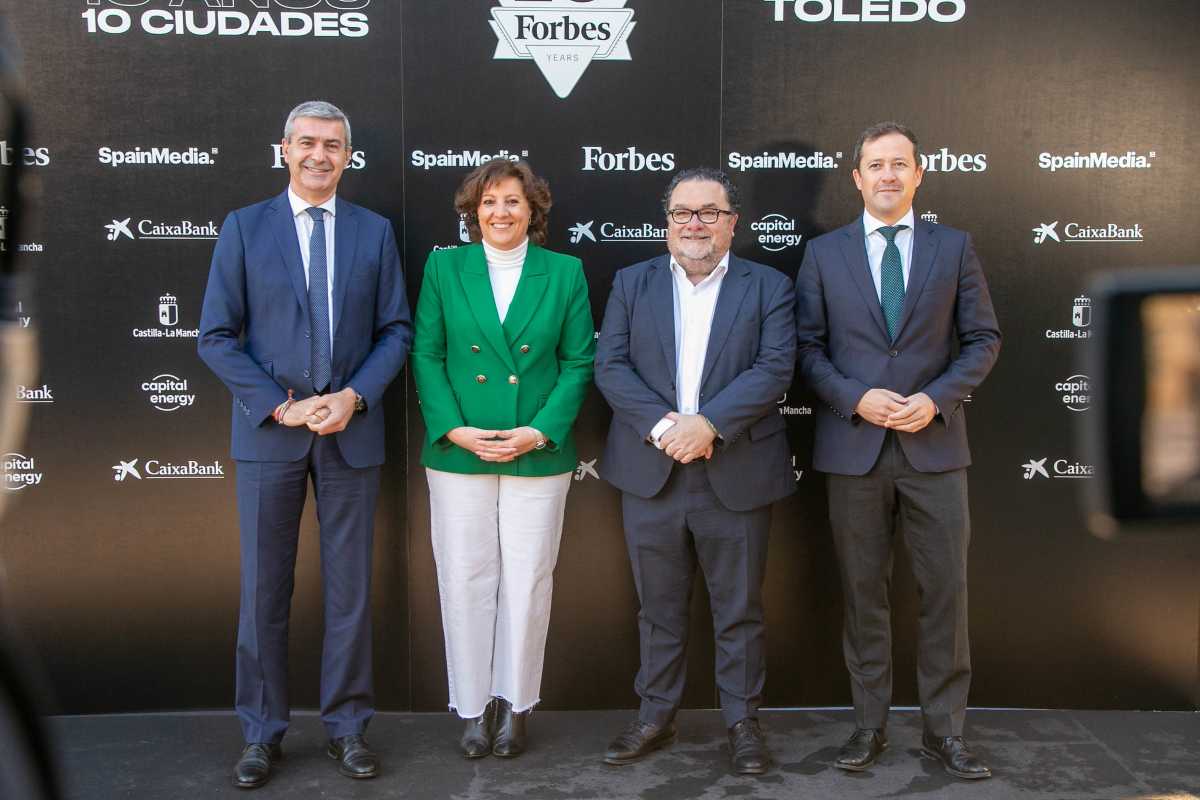 De izquierda a derecha, Álvaro Gutiérrez, delegado de la Junta en Toledo, Patricia Franco, Consejera de Economía, Empresas y Empleo, Ignacio Quintana, director general de Forbes España, y Carlos Velázquez, alcalde de Toledo.