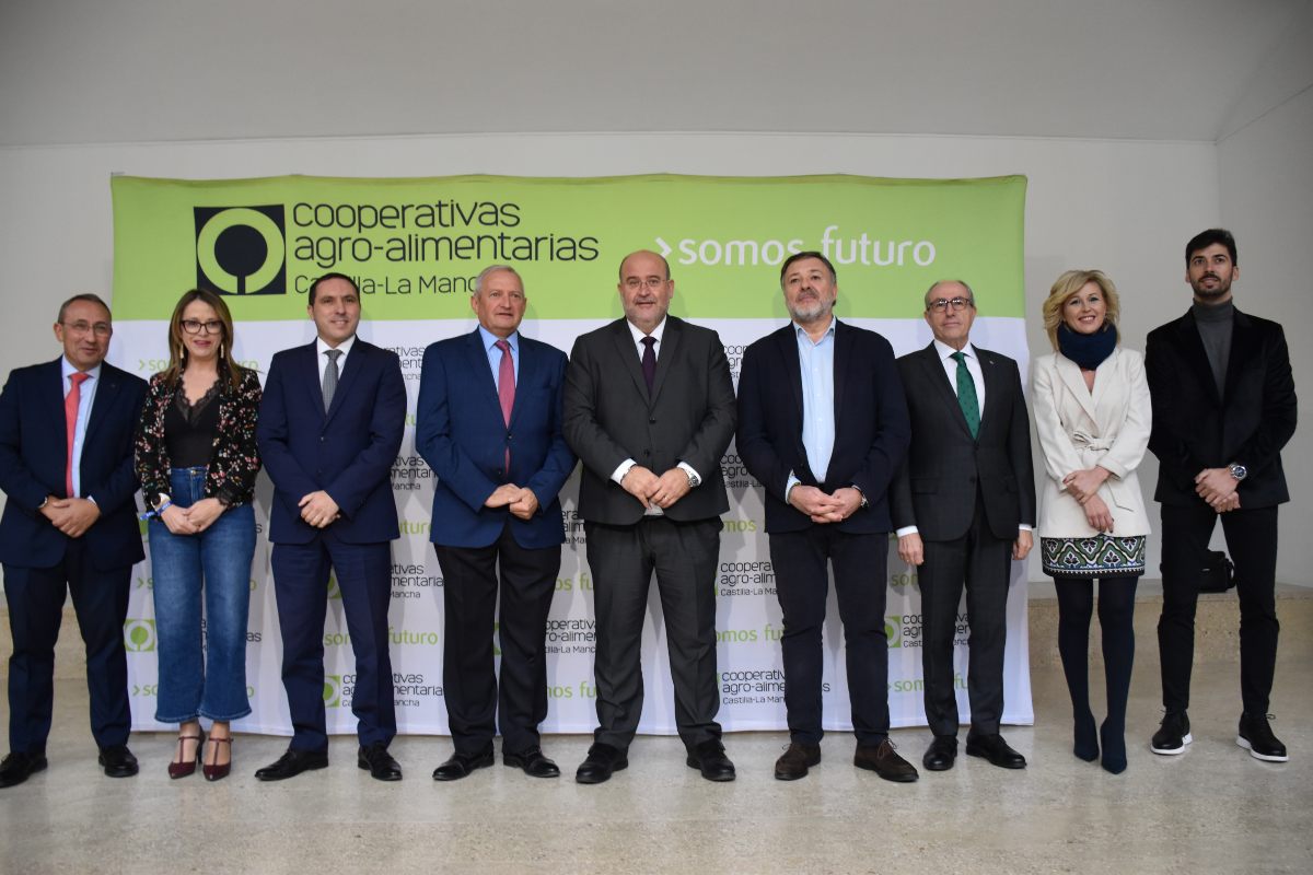 Foto de familia en el I Foro de Cooperativismo y Reto Demográfico.