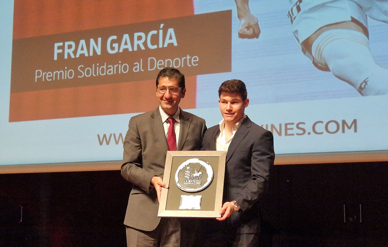Fran García, uno de los premiados por la DO La Mancha, con José Manuel Caballero.
