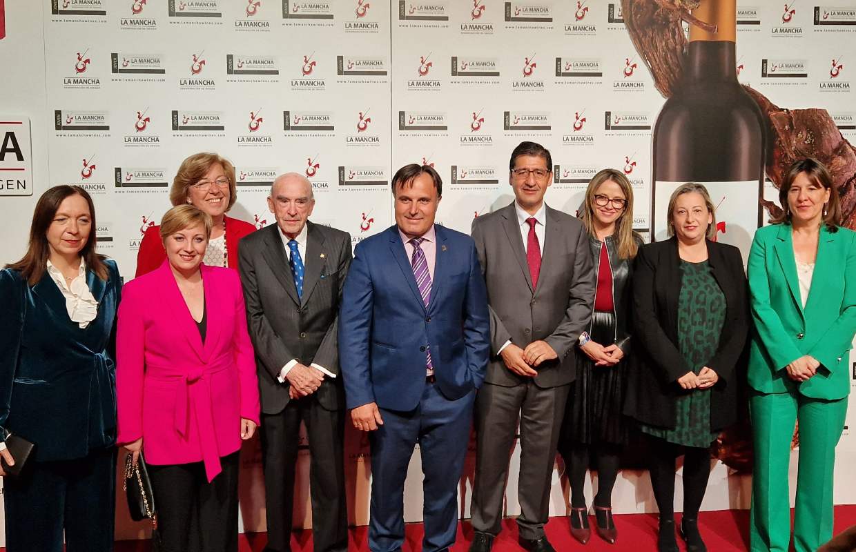 Foto de familia en la entrega de los Premios de la DO La Mancha.