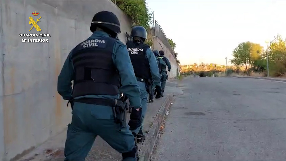 Una de las entradas a una vivienda realizada por la Guardia Civil.