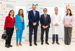 Jesús Fernández Sanz (tercero por la izquierda), en la renovación del convenio de Parapléjicos con Merck.
