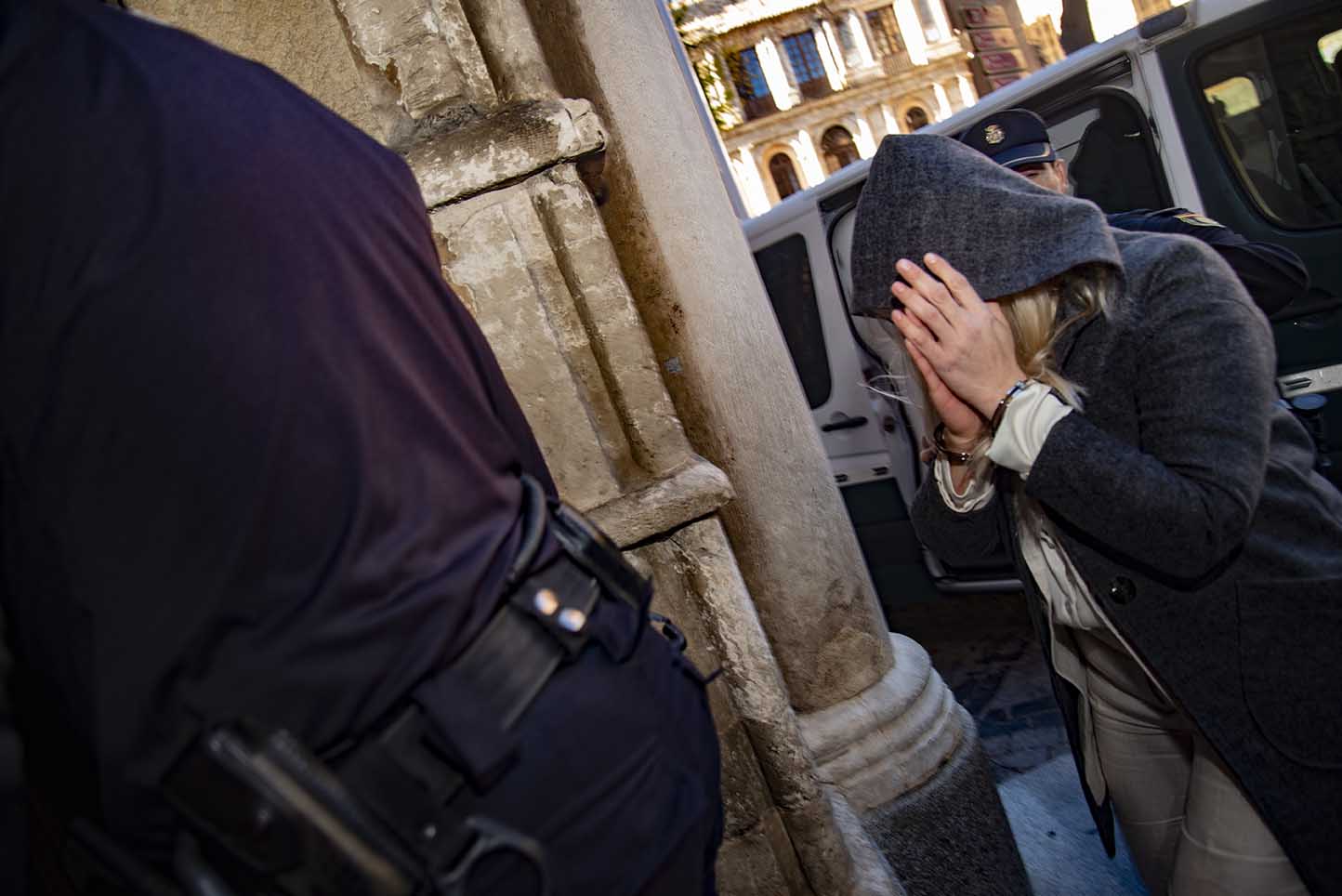 La acusada de acuchillar a su exmarido, entrando en la Audiencia Provincial de Toledo. Foto: Rebeca Arango.