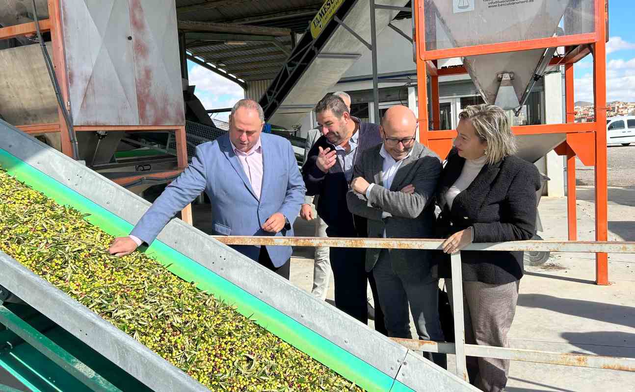 Julián Martínez Lizán ha visitado en Ontur la Cooperativa Ontalba.