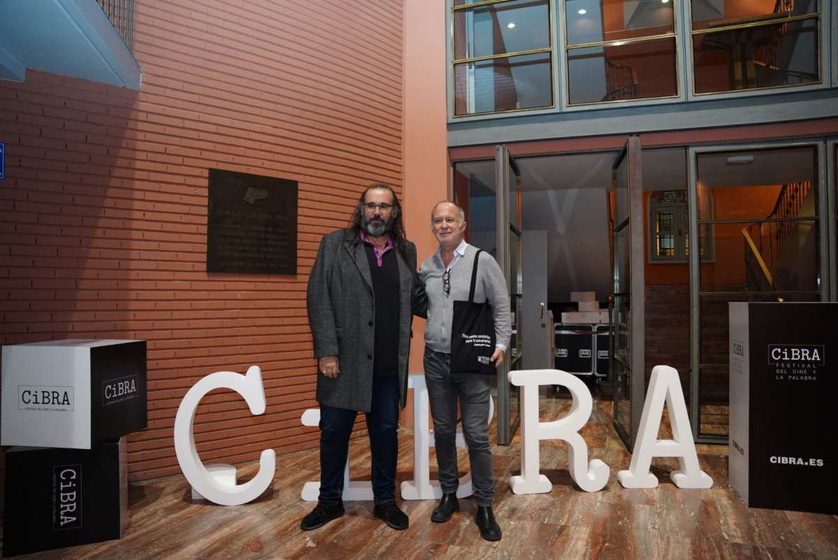 Luis Bermejo, junto a Gabriel Castaño, director del Festival CiBRA en la presentación de "Un amor" en el Teatro de Rojas. 