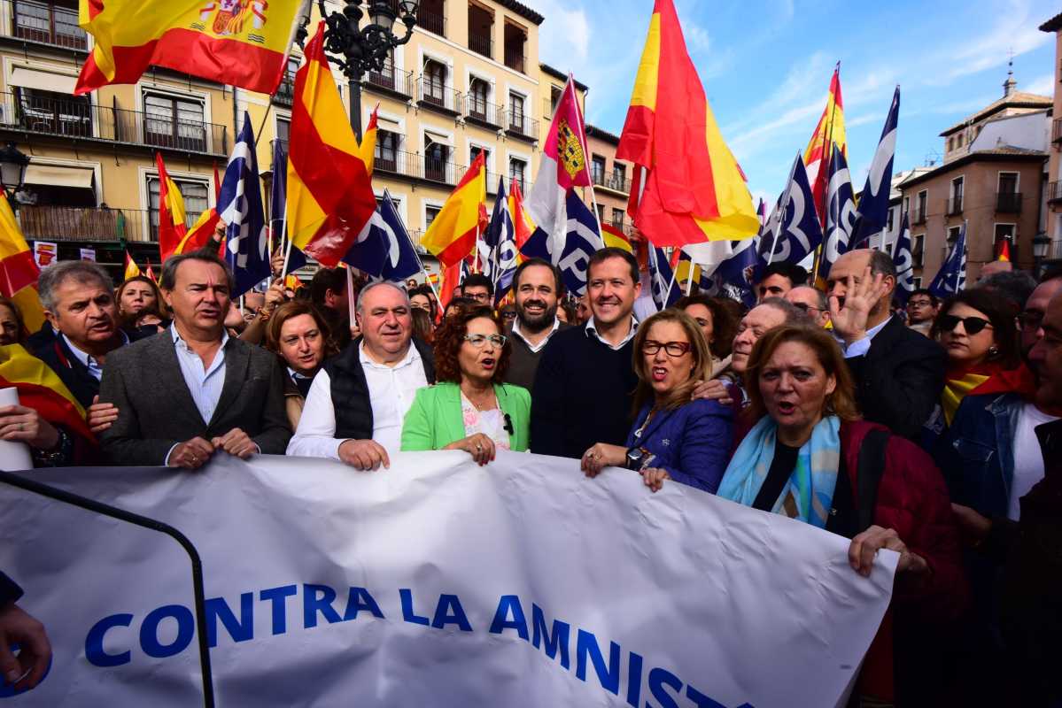 Paco Núñez y Carlos Velázquez, junto a otros dirigentes del PP, en la manifestación de Toledo. Foto: Rebeca Arango.
