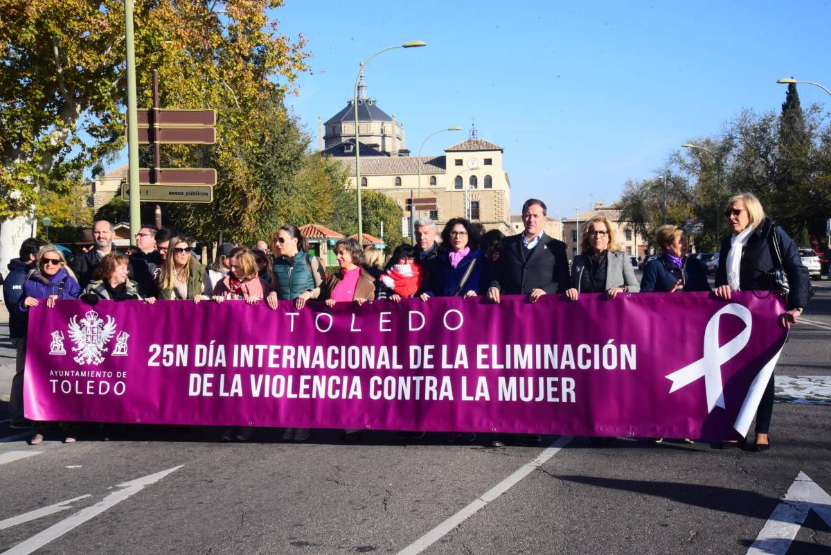 Manifestación convocada por el Consejo Local de la Mujer, secundada por PP y Vox. Foto: Rebeca Arango.
