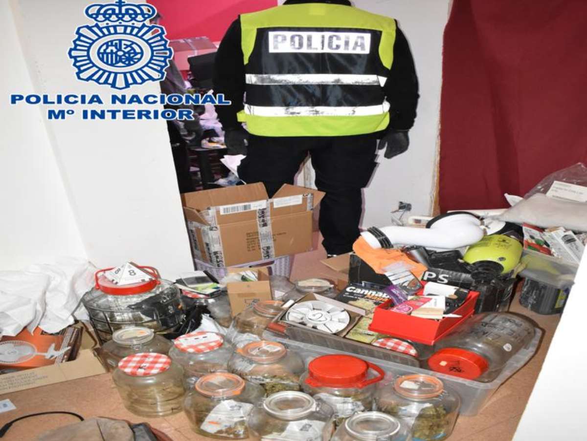 Marihuana y útiles incautados por la Policía Nacional.