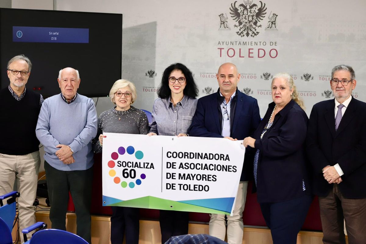 Marisol Illescas, junto a miembros del Consejo de Personas Mayores.