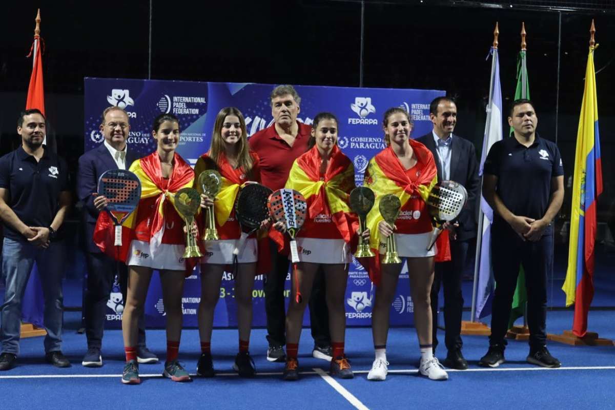 Noemí Aguilar (primera dcha.) junto al equipo español recogiendo el oro en Asunción. Foto: IG@noemiaguilar_padel.