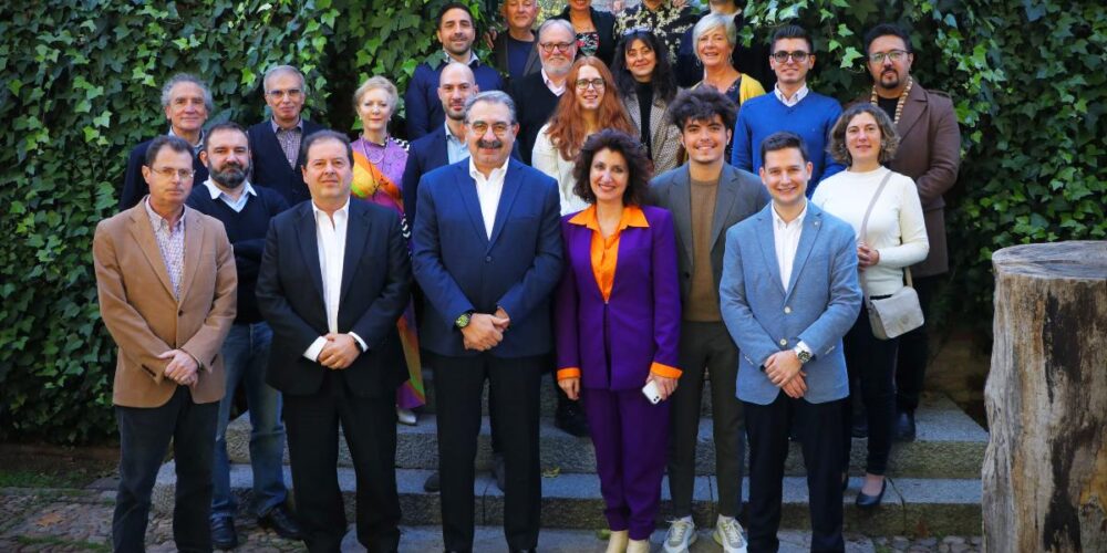 Jesús Fernández Sanz, consejero de Sanidad, en el centro de la imagen, junto a los participantes en este novedoso proyecto europeo para la detección del cáncer de mama.