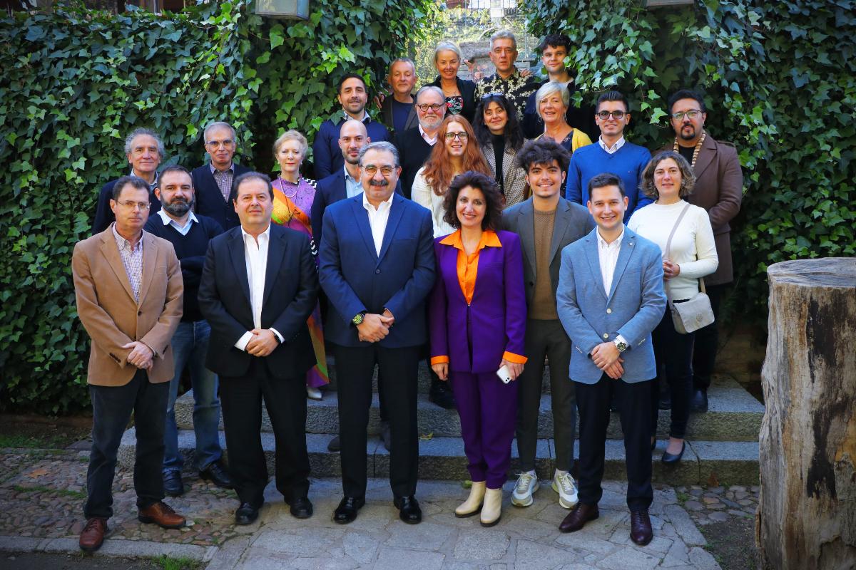 Jesús Fernández Sanz, consejero de Sanidad, en el centro de la imagen, junto a los participantes en este novedoso proyecto europeo para la detección del cáncer de mama.