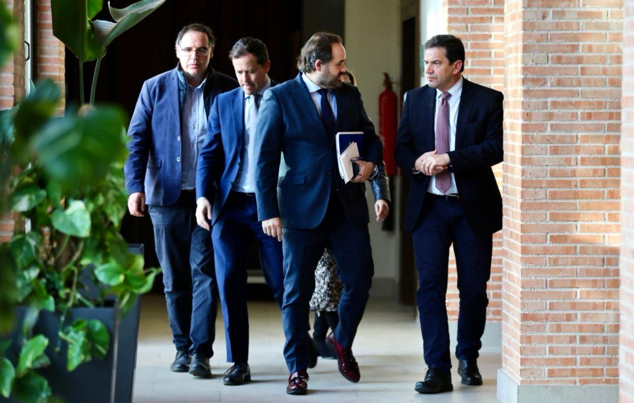 Paco Núñez se reunió en Alcázar con alcaldes y portavoces del PP.