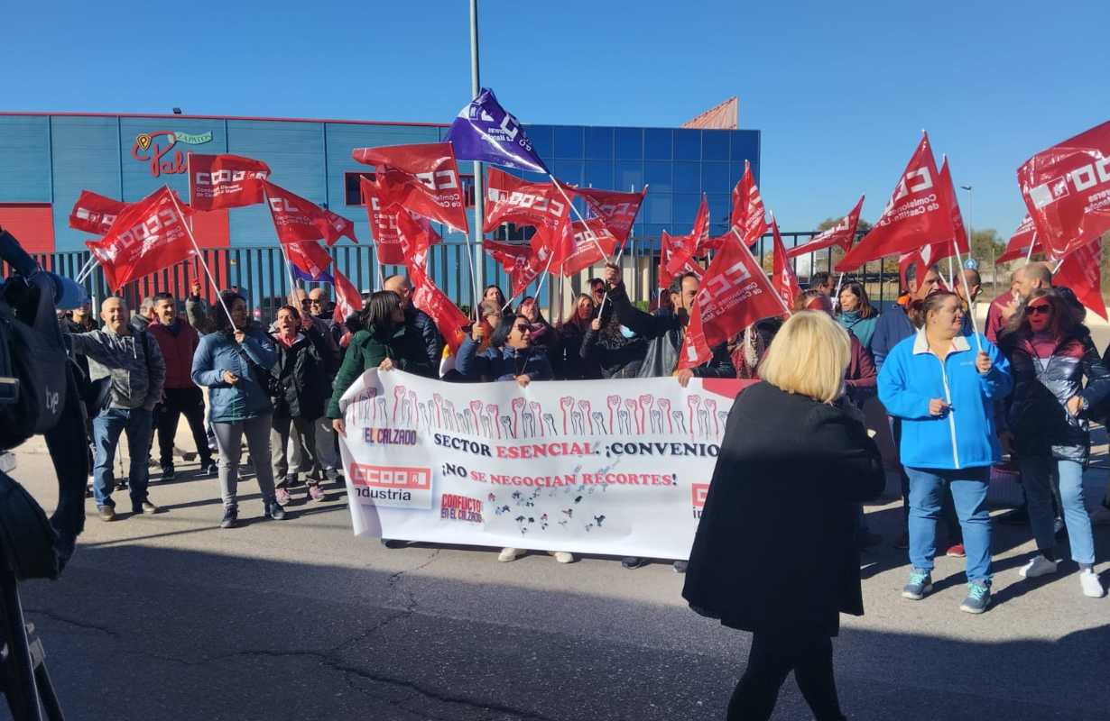 Concentración a las puertas de la fábrica de Pabloski.