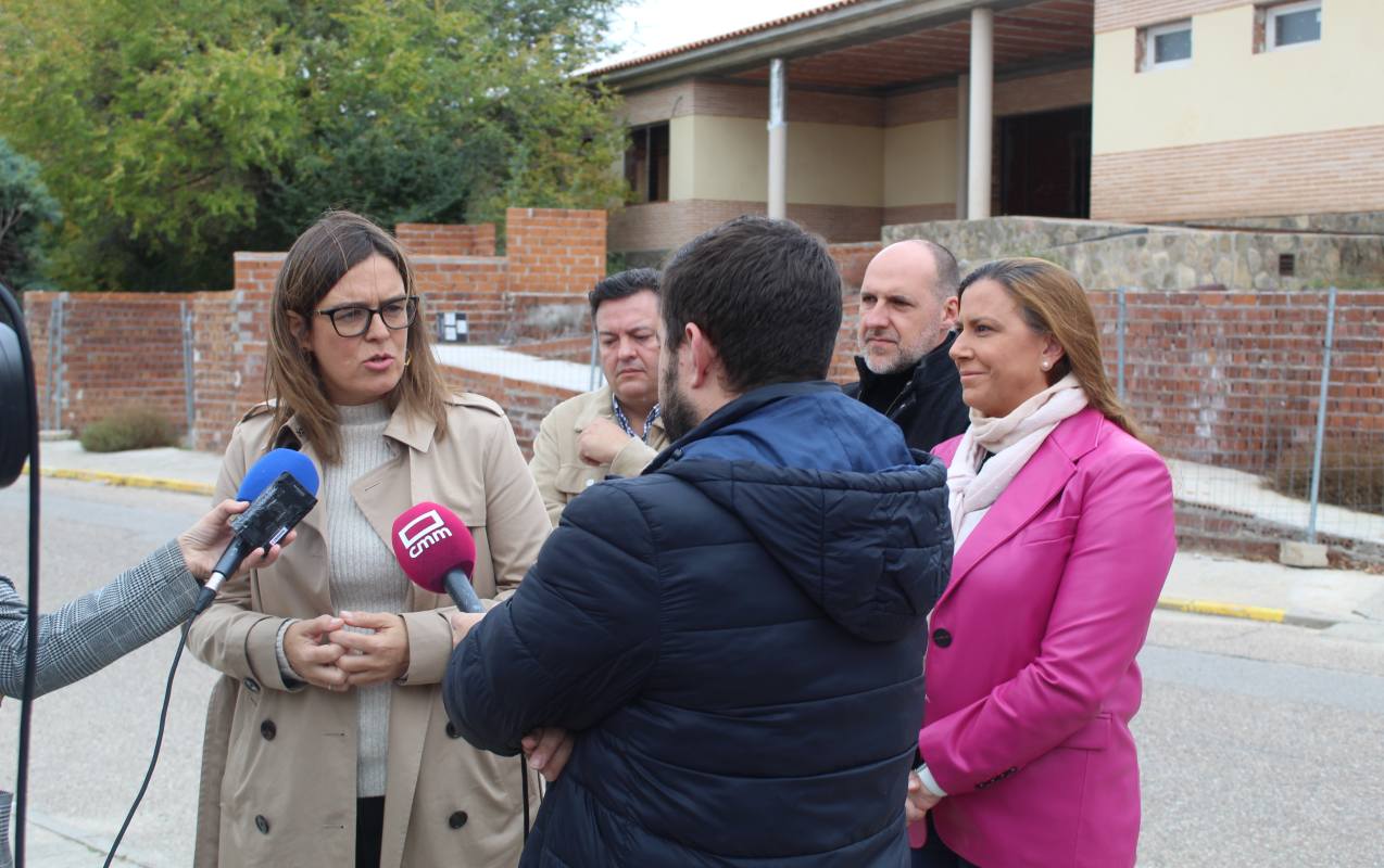 Esther Padilla, durante su visita a la localidad toledana de Cebolla.