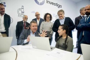 El presidente de regional, Emiliano García-Page, conociendo el "Aula de futuro" de Castilla-La Mancha. Foto: Rebeca Arango.