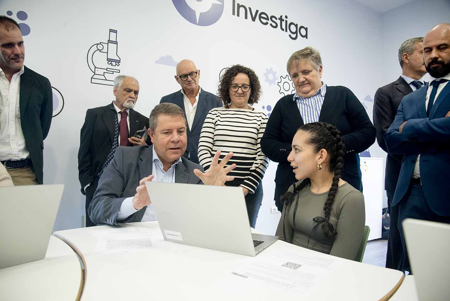 El presidente de regional, Emiliano García-Page, conociendo el "Aula de futuro" de Castilla-La Mancha. Foto: Rebeca Arango.