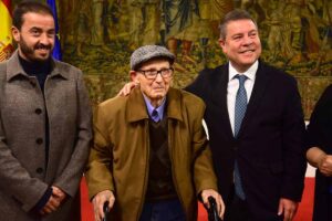 El presidente de Castilla-La Mancha, Emiliano García-Page, junto a Alejandro Muñoz.