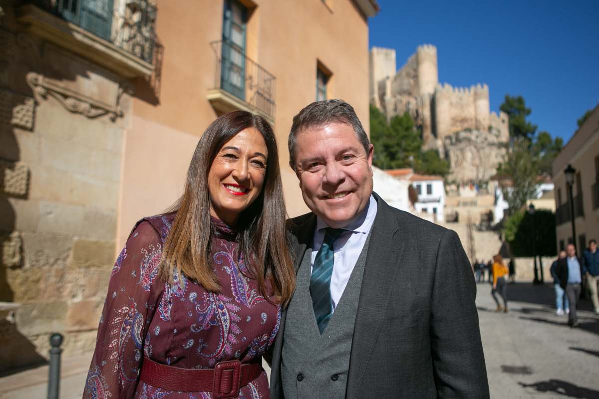 La alcaldesa de Almansa, Pilar Callado, y el presidente de Castilla-La Mancha.