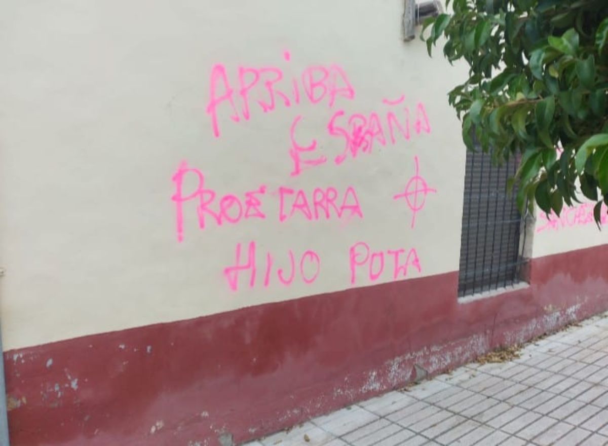 Pintadas en la sede el PSOE en Pulgar (Toledo). 