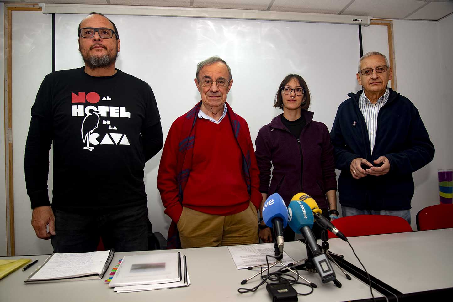 Representantes de los cuatro colectivos que se han mostrado totalmente en contra e indignados con la intención de construir un hotel en La Cava. Foto: Rebeca Arango.