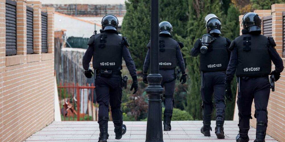 La Guardia Civil ha acordonado la zona en la que se ha atrincherado el hombre. EFE/Ángeles Visdómine.
