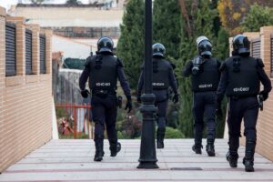 La Guardia Civil ha acordonado la zona en la que se ha atrincherado el hombre. EFE/Ángeles Visdómine.