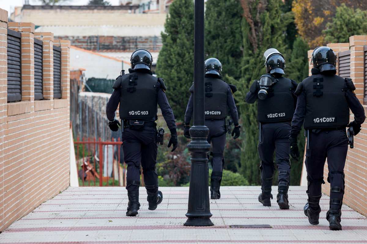 La Guardia Civil ha acordonado la zona en la que se ha atrincherado el hombre. EFE/Ángeles Visdómine.
