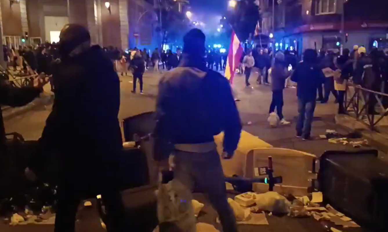 Protestas frente a la sede del PSOE en la calle Ferraz, en Madrid.